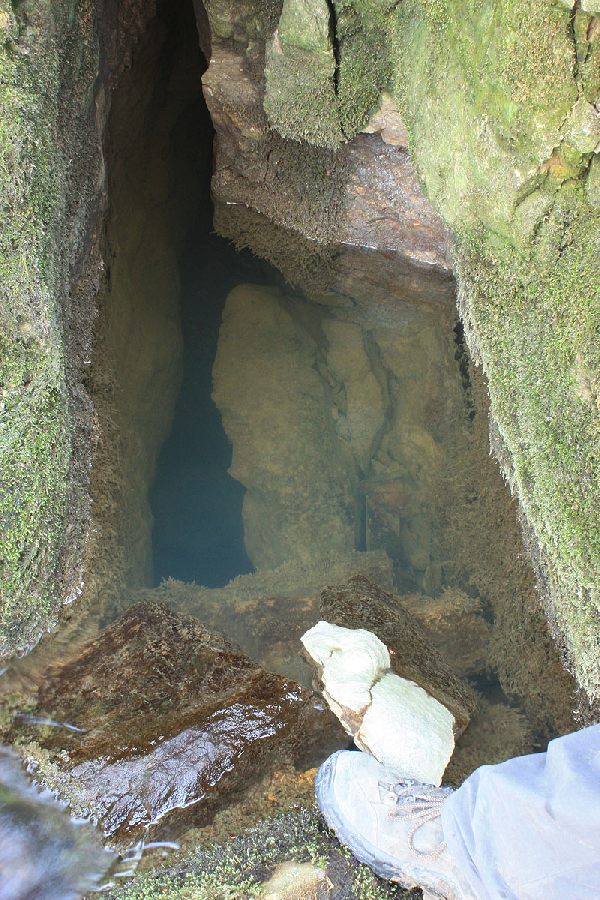 RohrbrunnenHöhle Eingangsspalt