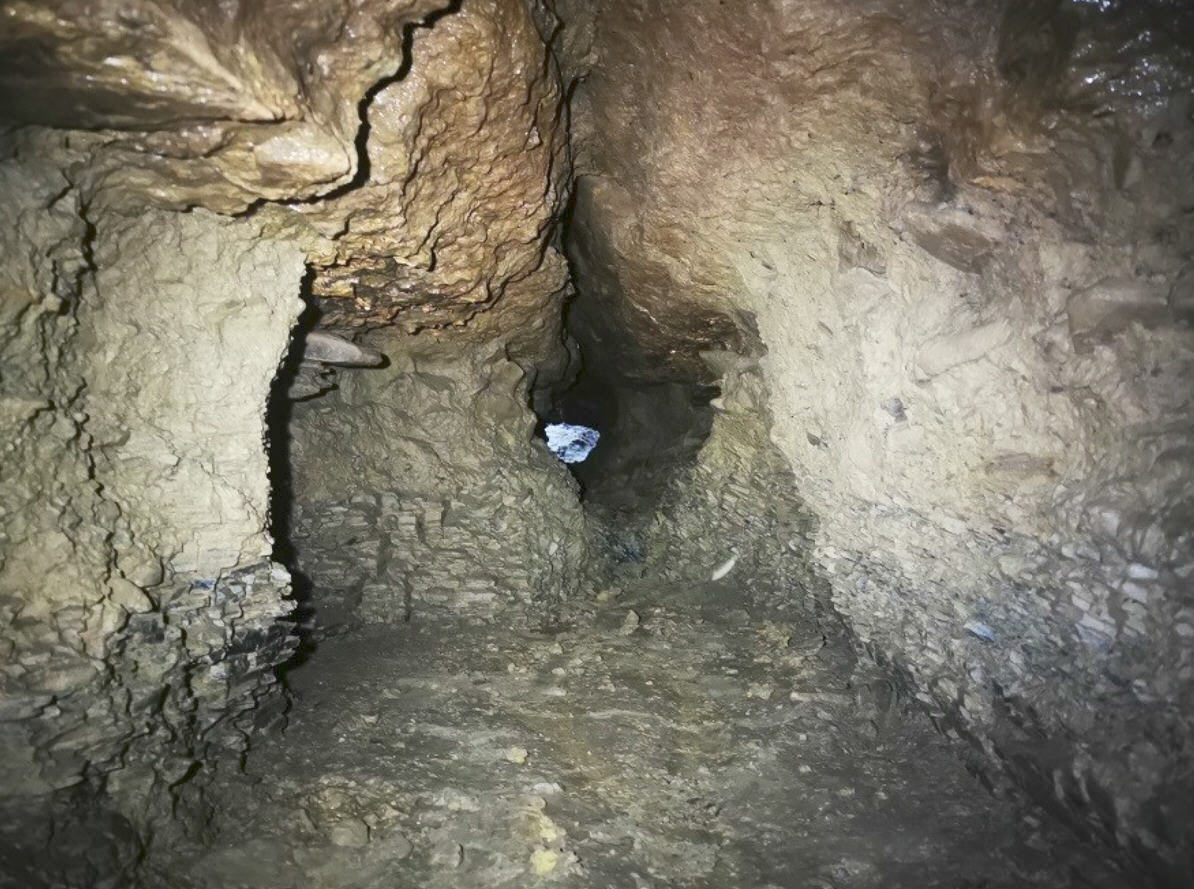 Steinbrecherhöhle, Blick durch die Engstelle zum Eingang
